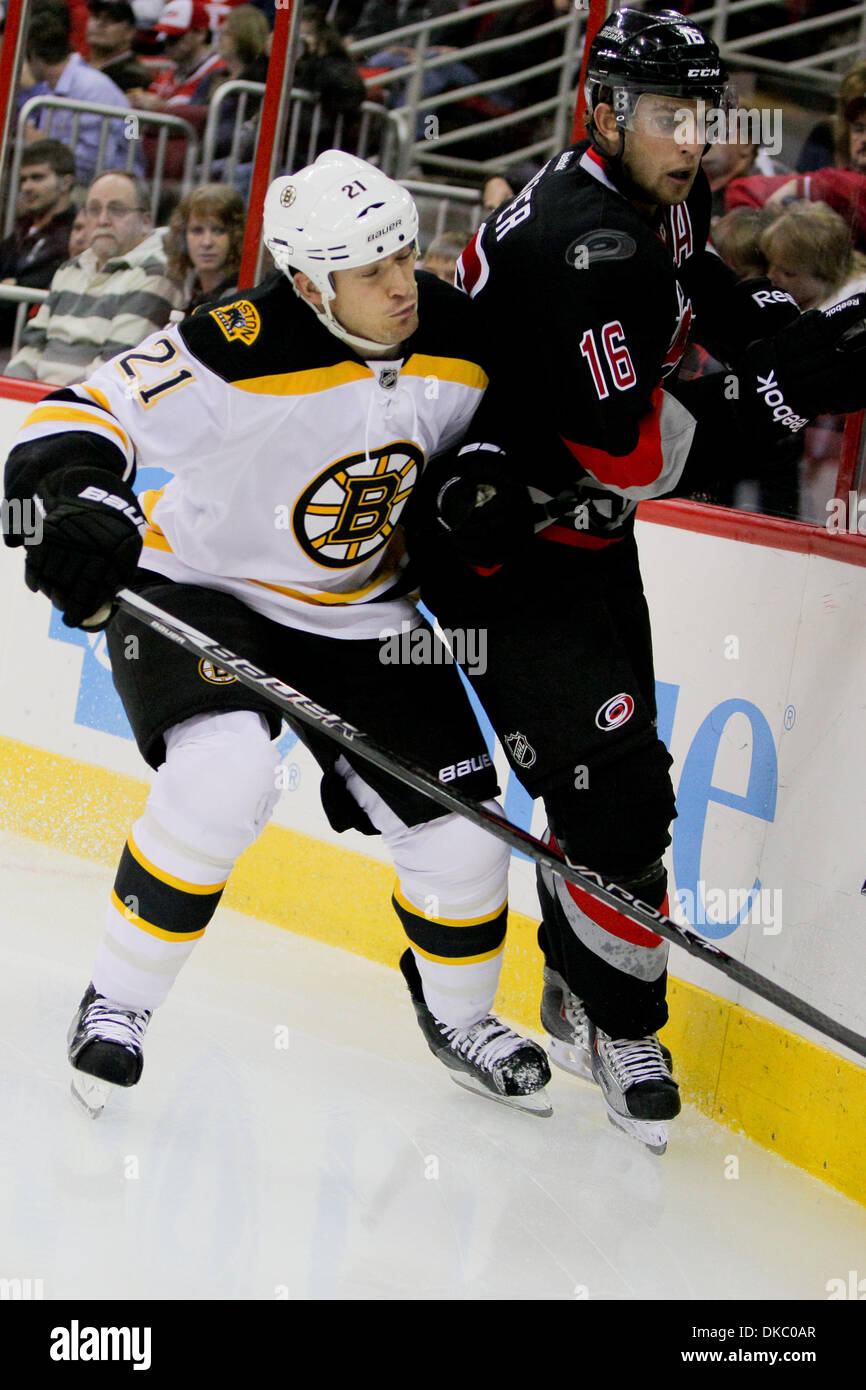 Ottobre 12, 2011 - Raleigh, North Carolina, Stati Uniti - Boston Bruins defenceman Andrew Ference (21) controlli Carolina Hurricanes center Brandon Sutter (16) uragani sconfitto i Bruins 3-2 a RBC Center in Raleigh North Carolina. (Credito Immagine: © Anthony Barham/Southcreek/ZUMAPRESS.com) Foto Stock