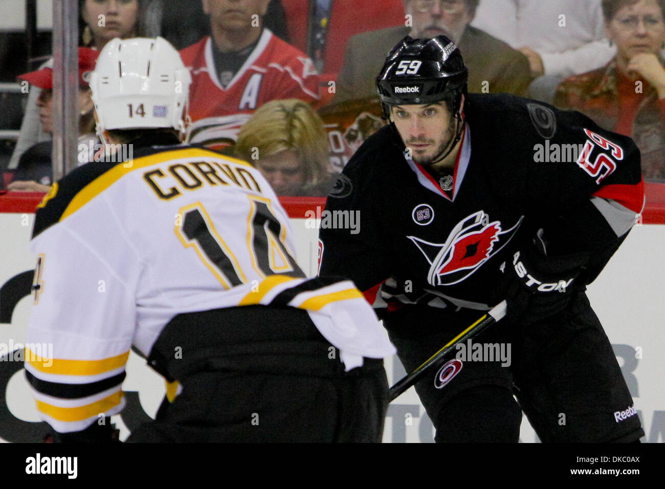 Ottobre 12, 2011 - Raleigh, North Carolina, Stati Uniti - Carolina Hurricanes ala destra Chad LaRose (59) uragani sconfitto i Bruins 3-2 a RBC Center in Raleigh North Carolina. (Credito Immagine: © Anthony Barham/Southcreek/ZUMAPRESS.com) Foto Stock