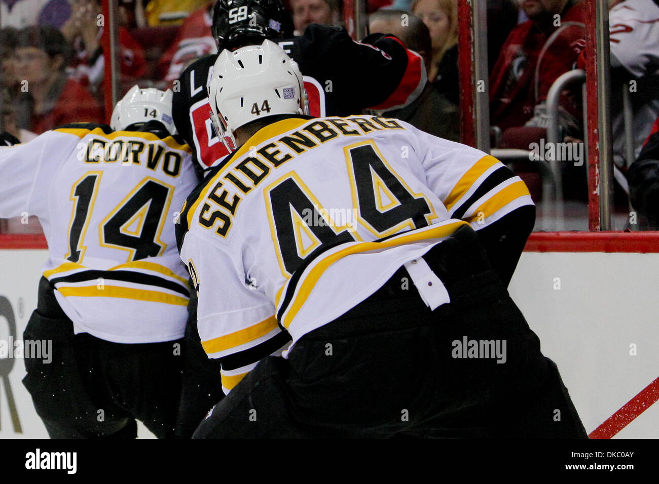 Ottobre 12, 2011 - Raleigh, North Carolina, Stati Uniti - Boston Bruins defenceman Joe Corvo (14) e Boston Bruins defenceman Dennis Seidenberg (44) controllare Carolina Hurricanes ala destra Chad LaRose (59) uragani sconfitto i Bruins 3-2 a RBC Center in Raleigh North Carolina. (Credito Immagine: © Anthony Barham/Southcreek/ZUMAPRESS.com) Foto Stock