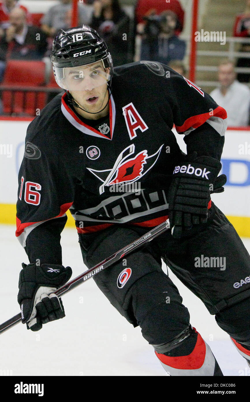 Ottobre 12, 2011 - Raleigh, North Carolina, Stati Uniti - Carolina Hurricanes center Brandon Sutter (16)uragani sconfitto i Bruins 3-2 a RBC Center in Raleigh North Carolina. (Credito Immagine: © Anthony Barham/Southcreek/ZUMAPRESS.com) Foto Stock