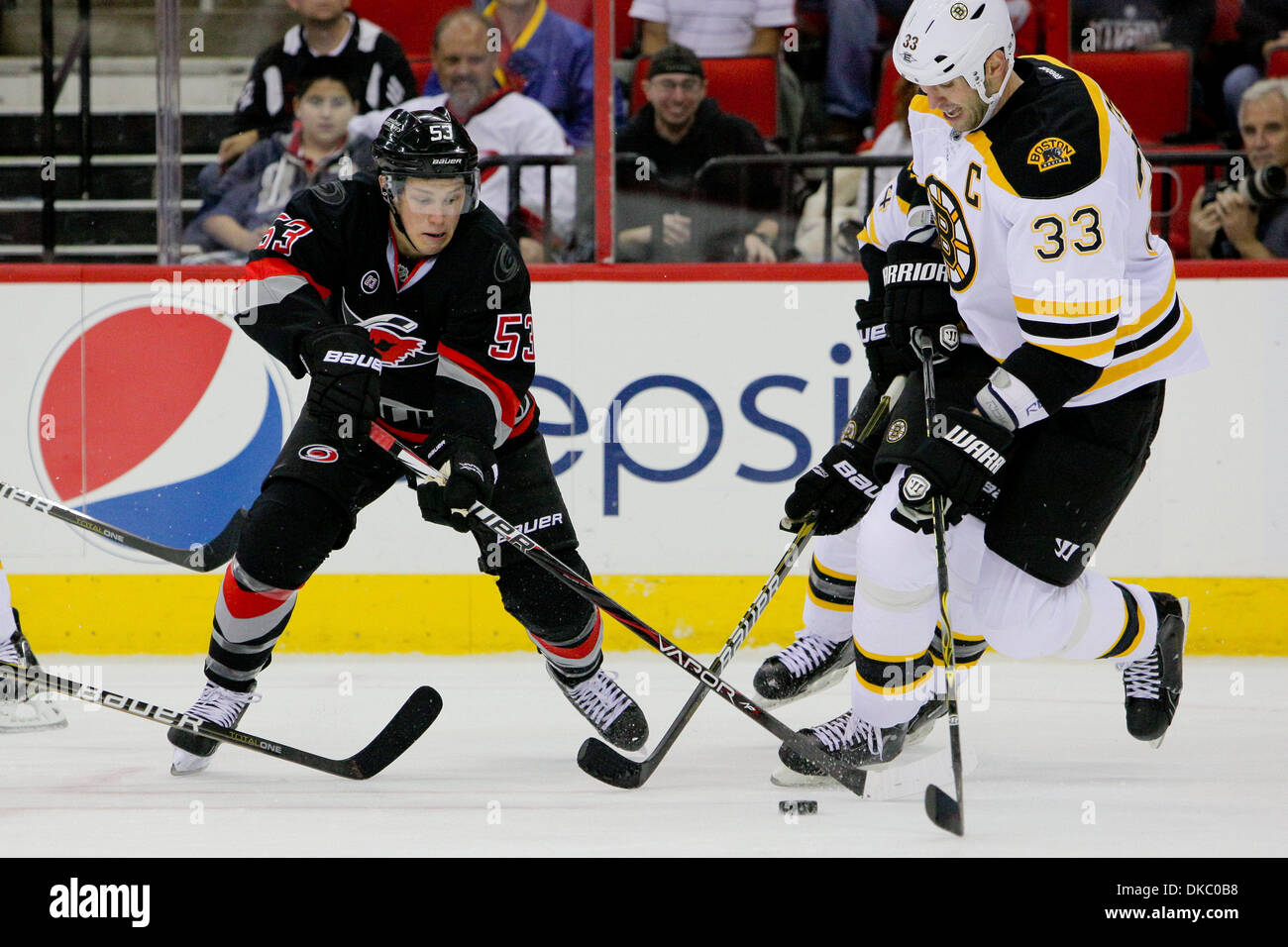 Ottobre 12, 2011 - Raleigh, North Carolina, Stati Uniti - Carolina Hurricanes center Jeff Skinner (53) e Boston Bruins defenceman Zdeno Chara (33) lotta per il puck.uragani sconfitto i Bruins 3-2 a RBC Center in Raleigh North Carolina. (Credito Immagine: © Anthony Barham/Southcreek/ZUMAPRESS.com) Foto Stock