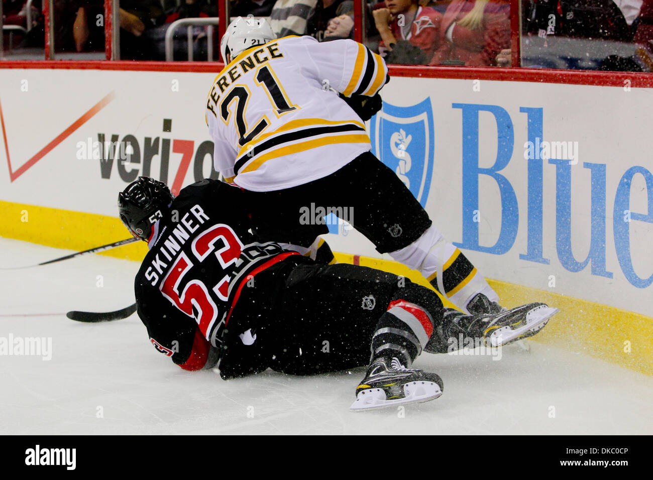 Ottobre 12, 2011 - Raleigh, North Carolina, Stati Uniti - Boston Bruins defenceman Andrew Ference (21) e Carolina Hurricanes center Jeff Skinner (53) uragani sconfitto i Bruins 3-2 a RBC Center in Raleigh North Carolina. (Credito Immagine: © Anthony Barham/Southcreek/ZUMAPRESS.com) Foto Stock