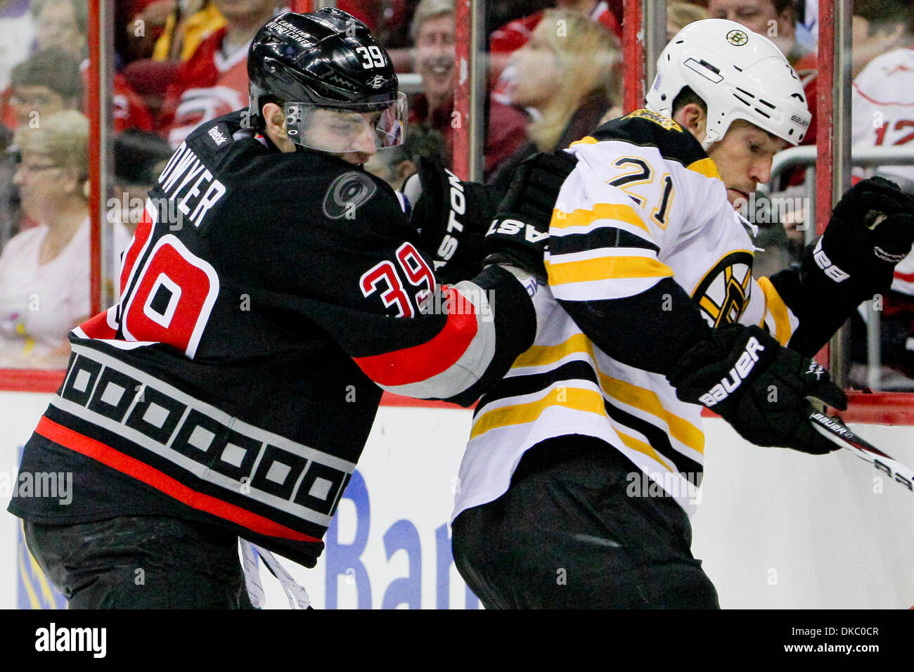 Ottobre 12, 2011 - Raleigh, North Carolina, Stati Uniti - Carolina Hurricanes ala destra Patrick Dwyer (39) e Boston Bruins defenceman Andrew Ference (21)uragani sconfitto i Bruins 3-2 a RBC Center in Raleigh North Carolina. (Credito Immagine: © Anthony Barham/Southcreek/ZUMAPRESS.com) Foto Stock