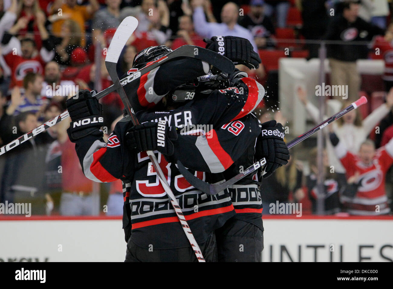 Ottobre 12, 2011 - Raleigh, North Carolina, Stati Uniti - Carolina Hurricanes goalie Brian Boucher (33) e Carolina Hurricanes center Jiri Tlusty (19) celebrare dopo il punteggio.uragani sconfitto i Bruins 3-2 a RBC Center in Raleigh North Carolina. (Credito Immagine: © Anthony Barham/Southcreek/ZUMAPRESS.com) Foto Stock