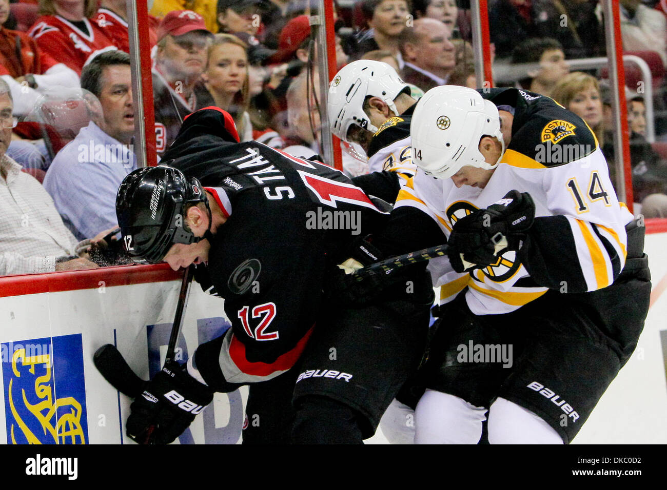 Ottobre 12, 2011 - Raleigh, North Carolina, Stati Uniti - Carolina Hurricanes center Eric Staal (12) e Boston Bruins defenceman Joe Corvo (14)uragani sconfitto i Bruins 3-2 a RBC Center in Raleigh North Carolina. (Credito Immagine: © Anthony Barham/Southcreek/ZUMAPRESS.com) Foto Stock