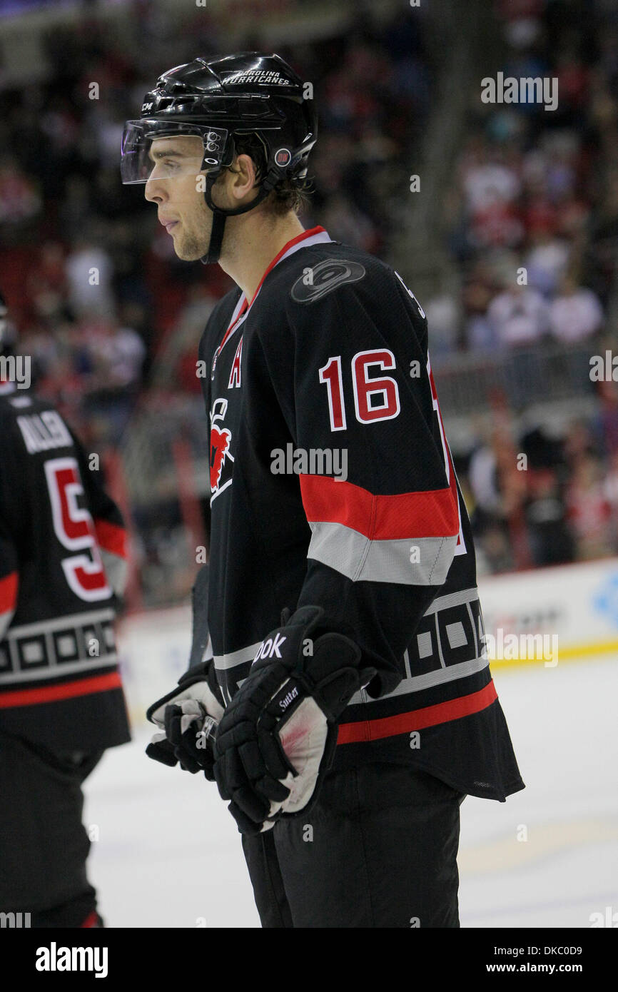 Ottobre 12, 2011 - Raleigh, North Carolina, Stati Uniti - Carolina Hurricanes center Brandon Sutter (16) uragani sconfitto i Bruins 3-2 a RBC Center in Raleigh North Carolina. (Credito Immagine: © Anthony Barham/Southcreek/ZUMAPRESS.com) Foto Stock