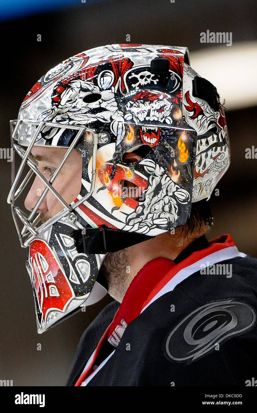 Ottobre 12, 2011 - Raleigh, North Carolina, Stati Uniti - Carolina Hurricanes goalie Cam Ward (30) pattini al traguardo.uragani sconfitto i Bruins 3-2 a RBC Center in Raleigh North Carolina. (Credito Immagine: © Anthony Barham/Southcreek/ZUMAPRESS.com) Foto Stock