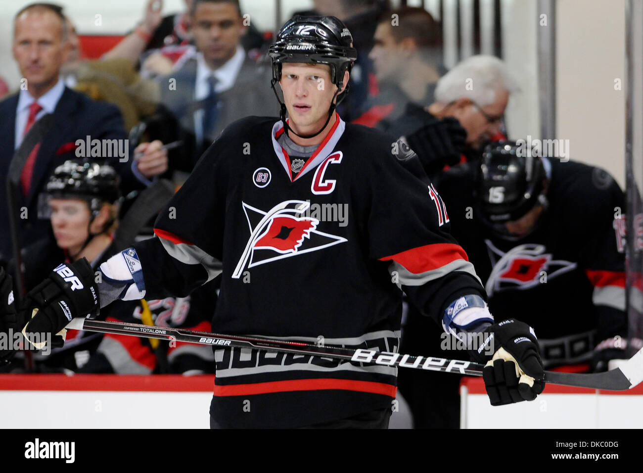 Ottobre 12, 2011 - Raleigh, North Carolina, Stati Uniti - Carolina Hurricanes center Eric Staal (12) prende il ghiaccio.uragani sconfitto i Bruins 3-2 a RBC Center in Raleigh North Carolina. (Credito Immagine: © Anthony Barham/Southcreek/ZUMAPRESS.com) Foto Stock