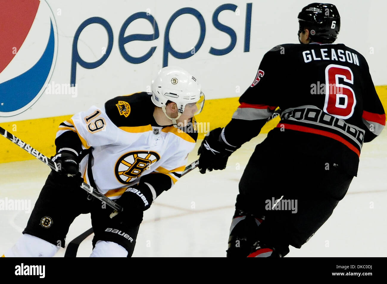 Ottobre 12, 2011 - Raleigh, North Carolina, Stati Uniti - Carolina Hurricanes defenceman Tim Gleason (6) e Boston Bruins center Tyler Seguin (19)uragani sconfitto i Bruins 3-2 a RBC Center in Raleigh North Carolina. (Credito Immagine: © Anthony Barham/Southcreek/ZUMAPRESS.com) Foto Stock