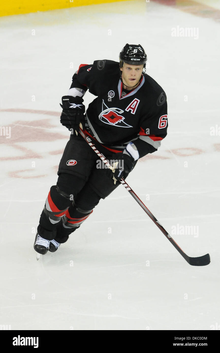 Ottobre 12, 2011 - Raleigh, North Carolina, Stati Uniti - Carolina Hurricanes defenceman Tim Gleason (6) uragani sconfitto i Bruins 3-2 a RBC Center in Raleigh North Carolina. (Credito Immagine: © Anthony Barham/Southcreek/ZUMAPRESS.com) Foto Stock