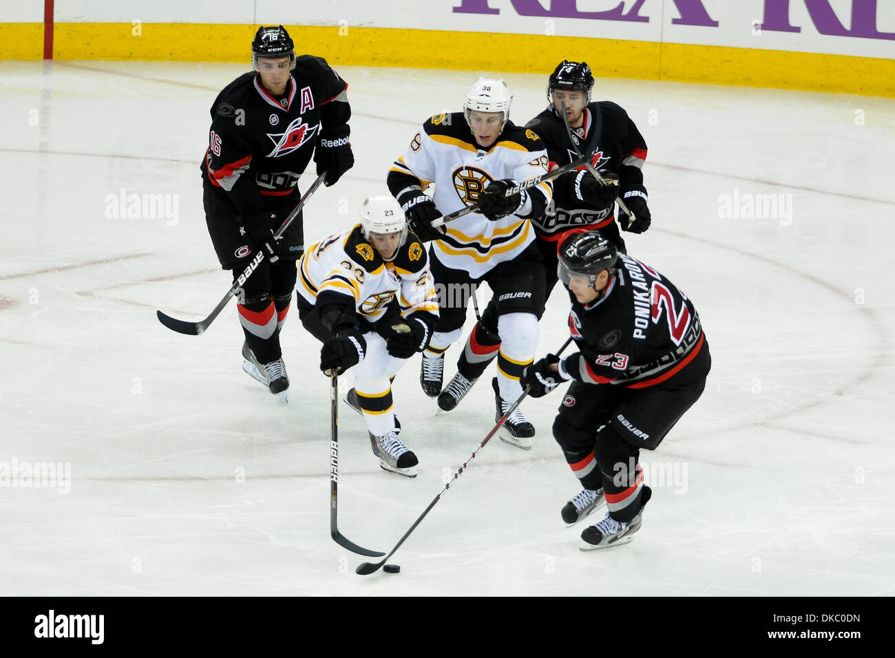 Ottobre 12, 2011 - Raleigh, North Carolina, Stati Uniti - Boston Bruins center Chris Kelly (23) e Carolina Hurricanes ala sinistra Alexei Ponikarovsky (23) lotta per il puck.uragani sconfitto i Bruins 3-2 a RBC Center in Raleigh North Carolina. (Credito Immagine: © Anthony Barham/Southcreek/ZUMAPRESS.com) Foto Stock
