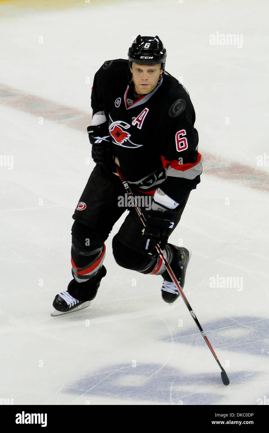 Ottobre 12, 2011 - Raleigh, North Carolina, Stati Uniti - Carolina Hurricanes defenceman Tim Gleason (6) uragani sconfitto i Bruins 3-2 a RBC Center in Raleigh North Carolina. (Credito Immagine: © Anthony Barham/Southcreek/ZUMAPRESS.com) Foto Stock