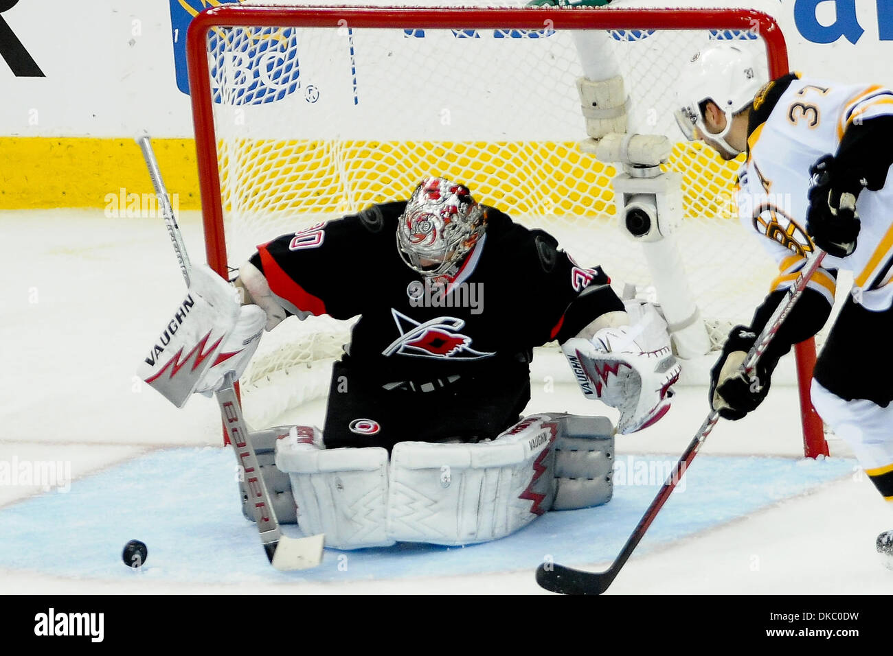 Ottobre 12, 2011 - Raleigh, North Carolina, Stati Uniti - Carolina Hurricanes goalie Cam Ward (30) blocchi un altro colpo.uragani sconfitto i Bruins 3-2 a RBC Center in Raleigh North Carolina. (Credito Immagine: © Anthony Barham/Southcreek/ZUMAPRESS.com) Foto Stock