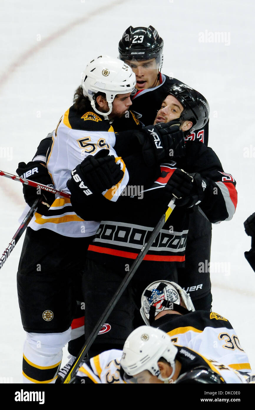 Ottobre 12, 2011 - Raleigh, North Carolina, Stati Uniti - Carolina Hurricanes ala sinistra Alexei Ponikarovsky (23) e Boston Bruins defenceman Adam McQuaid (54) hanno un paio di parole.uragani sconfitto i Bruins 3-2 a RBC Center in Raleigh North Carolina. (Credito Immagine: © Anthony Barham/Southcreek/ZUMAPRESS.com) Foto Stock