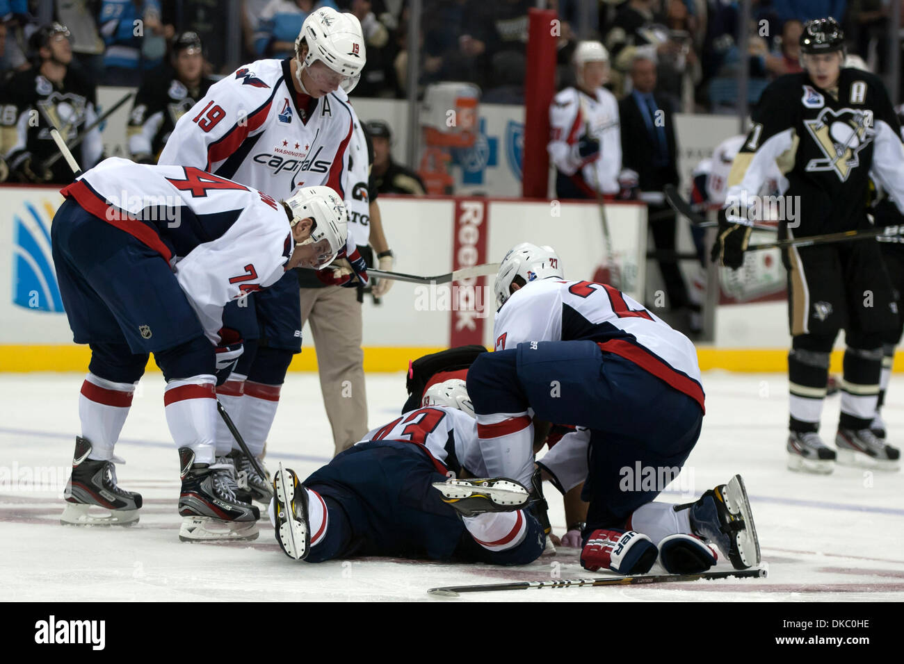 Ottobre 13, 2011 - Pittsburgh, Pennsylvania, Stati Uniti - Washington defenceman John Carlson (74), centro Nicklas Backstrom (19) e defenceman Karl Alzner (27) tendono a defensemen Jay Beagle (83) dopo una lotta durante il terzo periodo. Capitali di Washington ha sconfitto i pinguini di Pittsburgh 3-2 nel lavoro straordinario a CONSOL Energy Center di Pittsburgh, in Pennsylvania. (Credito Immagine: © Frank Jansky/So Foto Stock