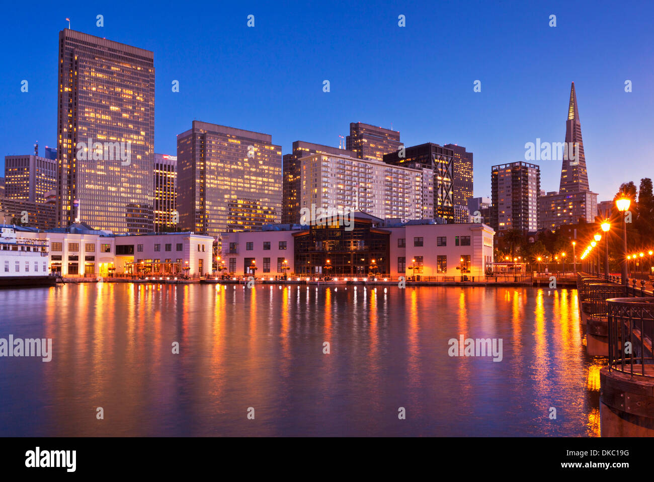 San Francisco di Notte - il quartiere finanziario e la Piramide Transamerica da Pier 7 California Stati Uniti d'America Foto Stock