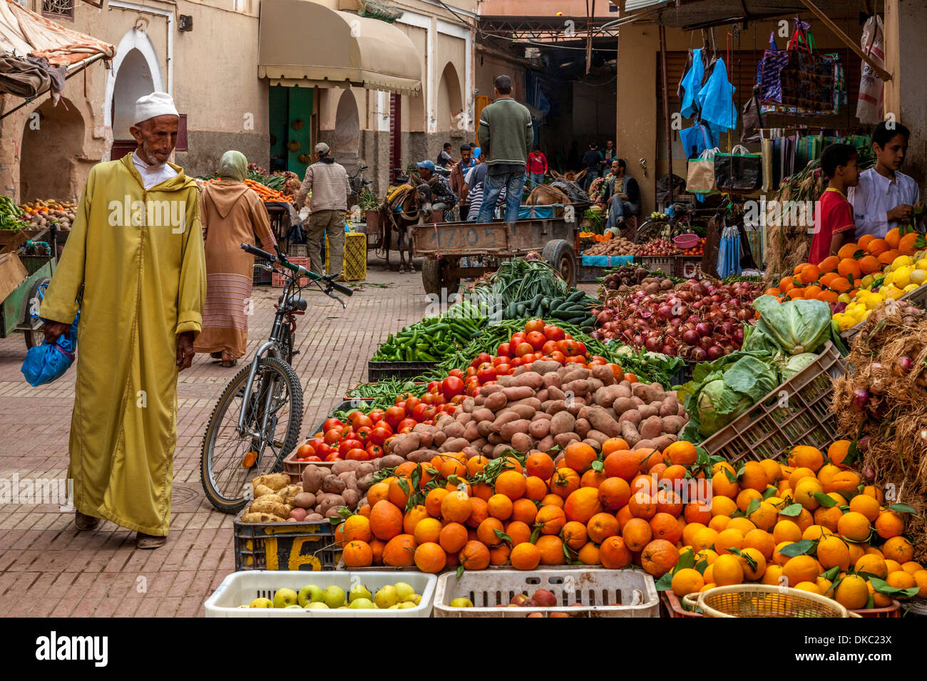 Un uomo anziano Shopping nel mercato, Taroudant, Sous Valley, Marocco Foto Stock