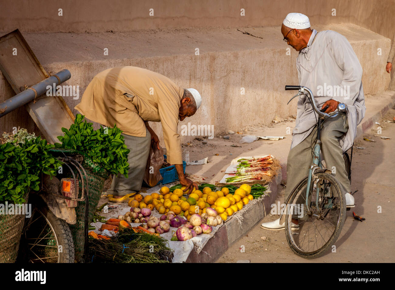 Un uomo anziano Shopping in un mercato di strada, Taroudant, Sous Valley, Marocco Foto Stock