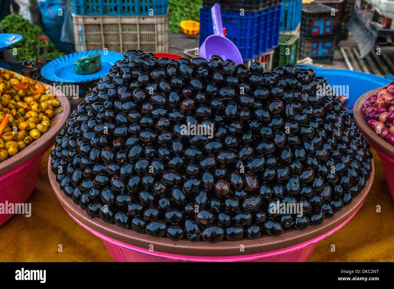 Le olive per la vendita in un mercato di strada, Taroudant, Sous Valley, Marocco Foto Stock