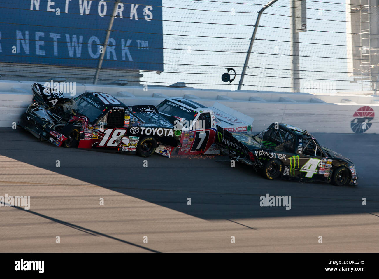 Ottobre 15, 2011 - Las Vegas, Nevada, Stati Uniti - un enorme schianto contro la parete esterna che coinvolgono Brian Ickler, driver della #18 Toyota usato certificato veicoli Toyota Tundra, Miguel Paludo, driver del #7 Stemco Duroline Toyota Tundra e Ricky Carmichael, driver del #4 Monster Energy Chevrolet Silverado, durante l'emozionante truck racing azione al NASCAR Camping World Truck Series Foto Stock