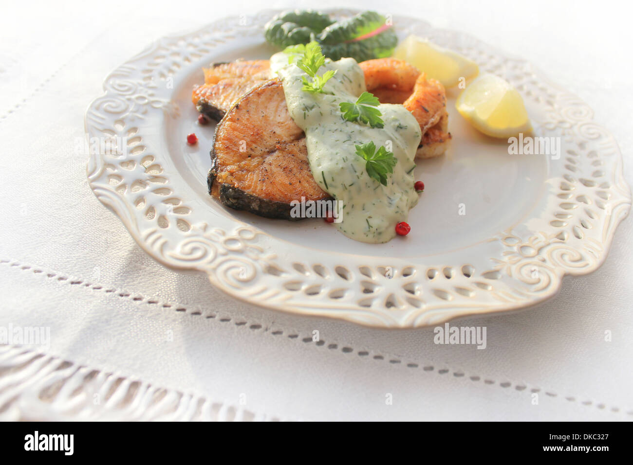 Salmone arrosto con salsa Foto Stock