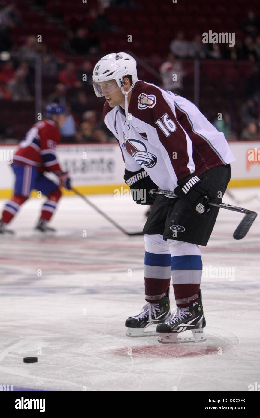 Ottobre 15, 2011 - Montreal, Quebec, Canada - Colorado Avalanche avanti Jay McClement (16) durante il warm-up prima di Montreal Canadiens' gioco contro il Colorado Avalanche al Bell Centre. (Credito Immagine: © Phillippe Champoux/Southcreek/ZUMAPRESS.com) Foto Stock
