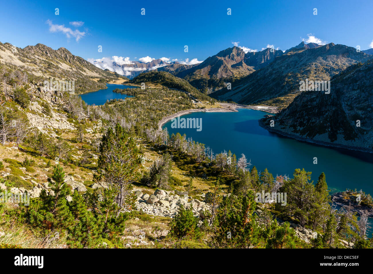 Vista su Lac D'Aumar e Lac D'Aubert, Reserva Natural de Néouvielle, Pirenei francesi, in Francia, in Europa. Foto Stock