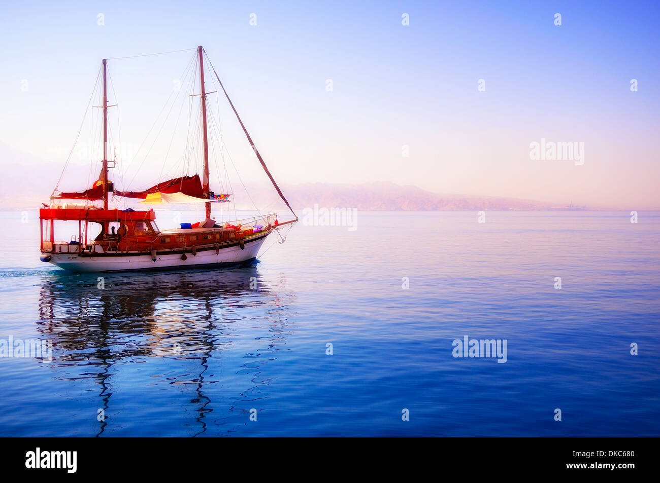 Foto yacht bello allontanarsi verso l'ignoto Foto Stock