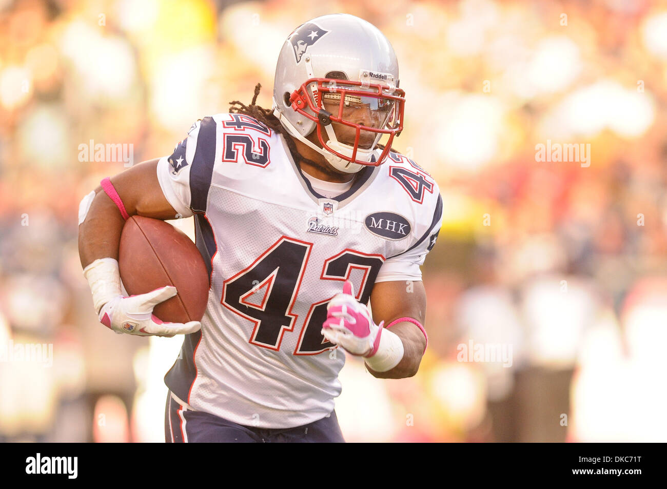 16 ottobre 2011 - Foxborough, Massachusetts, STATI UNITI - New England Patriots RB BenJarvus Green-Ellis (42) precipita all'esterno. Il New England Patriots sconfitta Dallas Cowboys 20 - 16 a Gillette Stadium. (Credito Immagine: © Geoff Bolte/Southcreek/ZUMAPRESS.com) Foto Stock