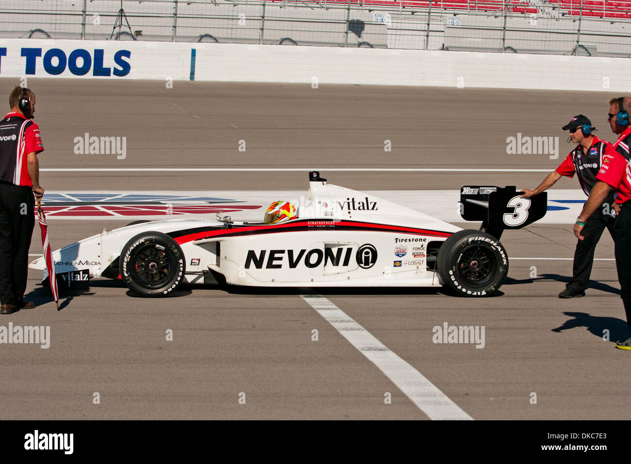 16 ottobre 2011 - Las Vegas, Nevada, Stati Uniti - Victor Carbone, driver del #3 Nevoini Dallara, attende la cautela per cancellare dopo un inizio di crash durante le emozionanti corse presso la Firestone Indy Lights serie Las Vegas 100 a Las Vegas Motor Speedway di Las Vegas, Nevada. (Credito Immagine: © Matt Gdowski/Southcreek/ZUMAPRESS.com) Foto Stock