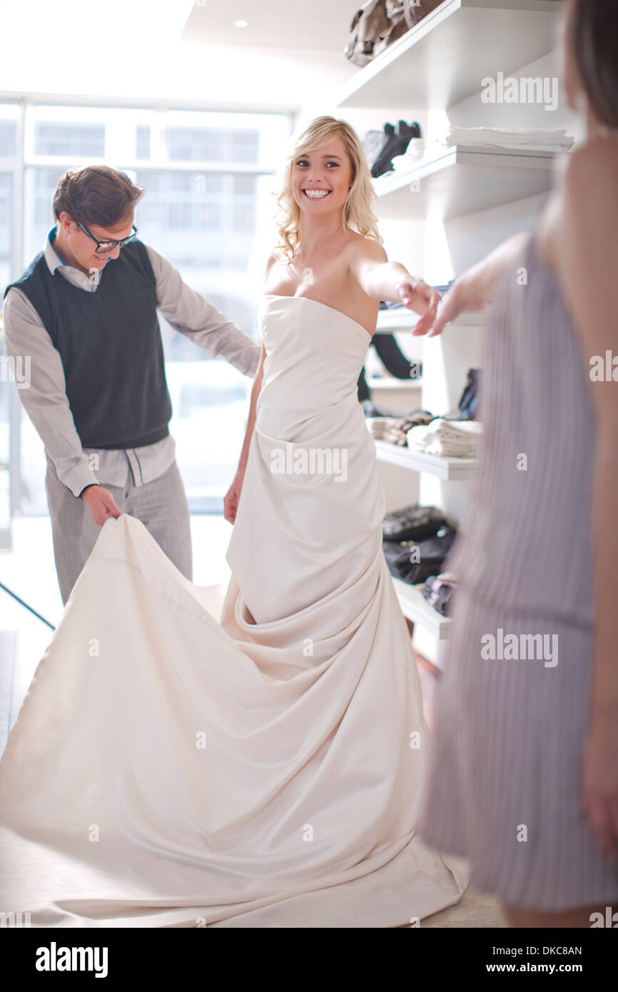 Donna cerca su abiti da sposa Foto stock - Alamy