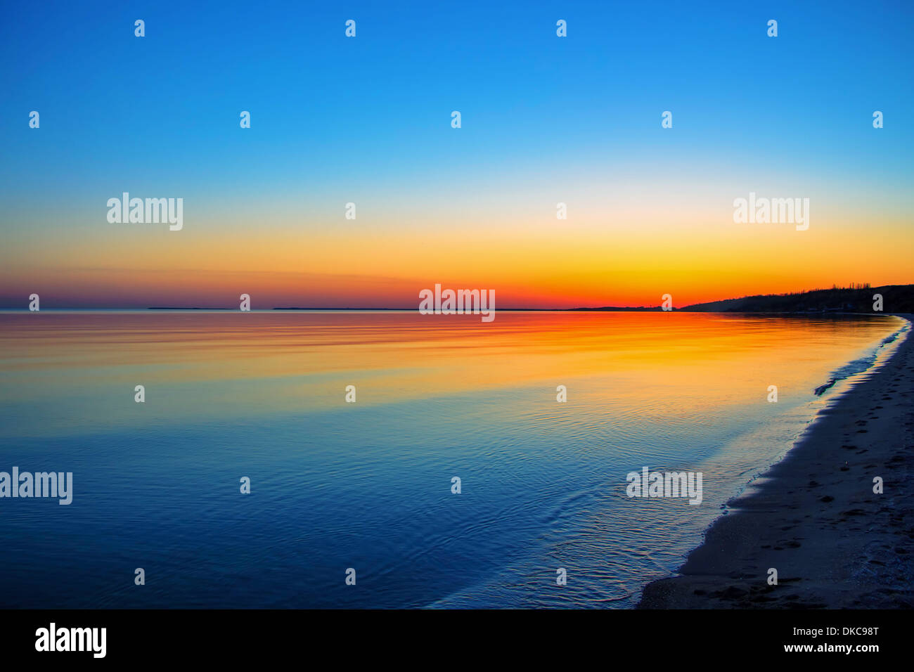 Cancellare tramonto sulla baia sul Mar Nero Foto Stock