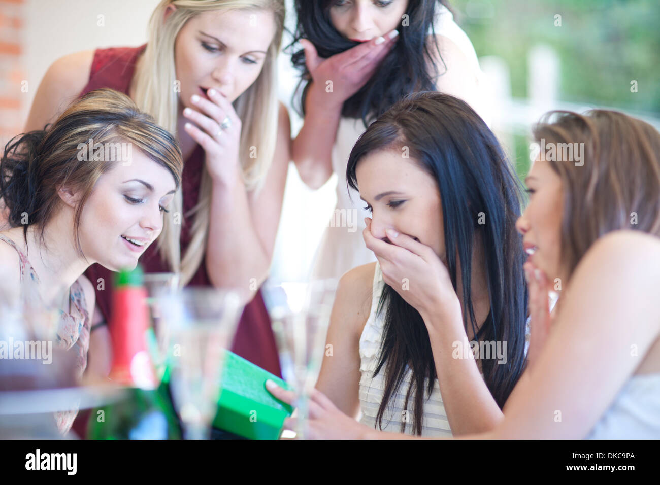 Amici di sesso femminile dando regalo di compleanno Foto Stock