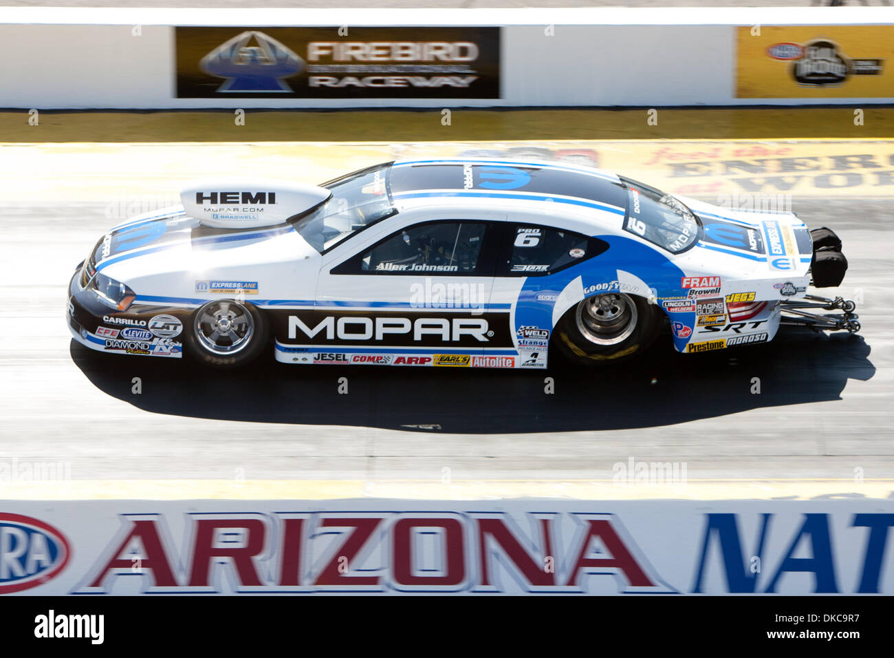 Ottobre 15, 2011 - Chandler, Arizona, Stati Uniti - Allen Johnson aziona il suo Hemi Mopar per un posto di qualifica durante il sabato azione della NHRA trascinare le gare di Firebird Raceway in Chandler AZ. (Credito Immagine: © Dean Henthorn/Southcreek/ZUMAPRESS.com) Foto Stock