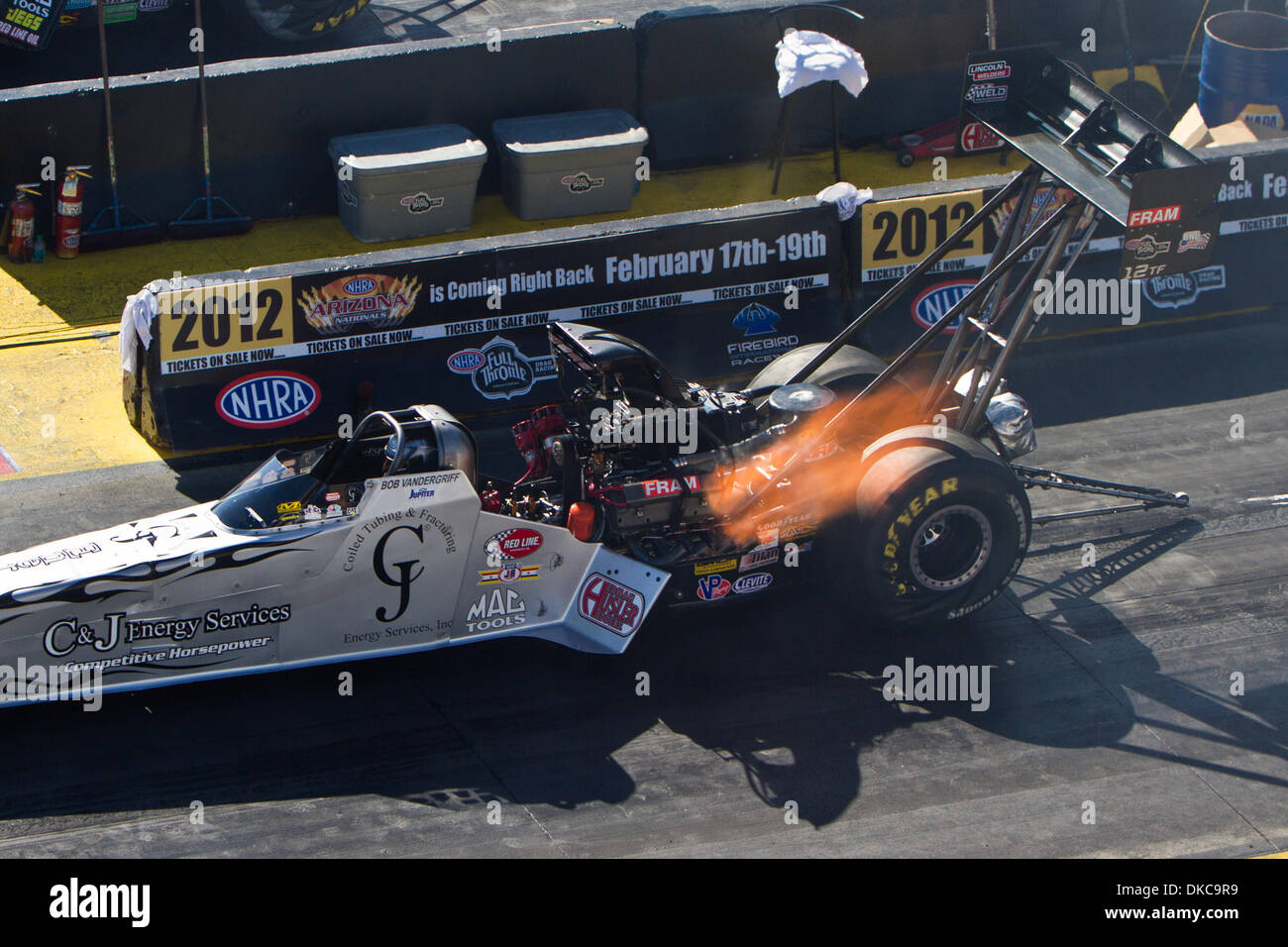 Ottobre 15, 2011 - Chandler, Arizona, Stati Uniti - Top Fuel vetture da corsa sono tutte le business e Bob Vandergriff la vettura si mette in mostra la fine di questi incendio respirazione mostri durante le qualifiche di sabato per il NHRA Race svoltosi a Firebird Raceway in Chandler AZ. (Credito Immagine: © Dean Henthorn/Southcreek/ZUMAPRESS.com) Foto Stock