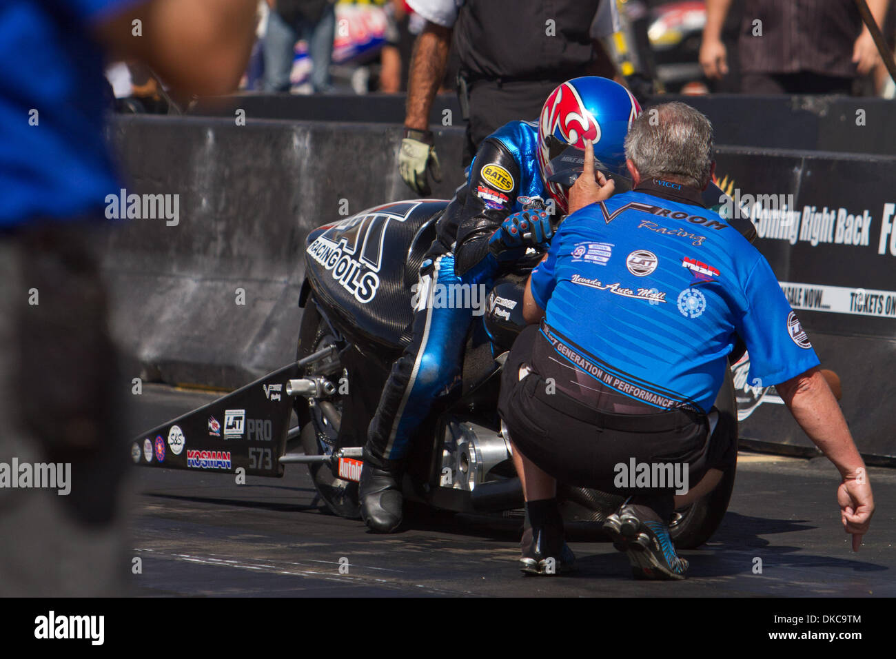 16 ottobre 2011 - Chandler, Arizona, Stati Uniti - Mike Berry ottiene alcuni puntatori durante stagging per un calore elimation nel Pro Stock Motorcycle classe a Firebird Raceway in Chandler AZ. (Credito Immagine: © Dean Henthorn/Southcreek/ZUMAPRESS.com) Foto Stock