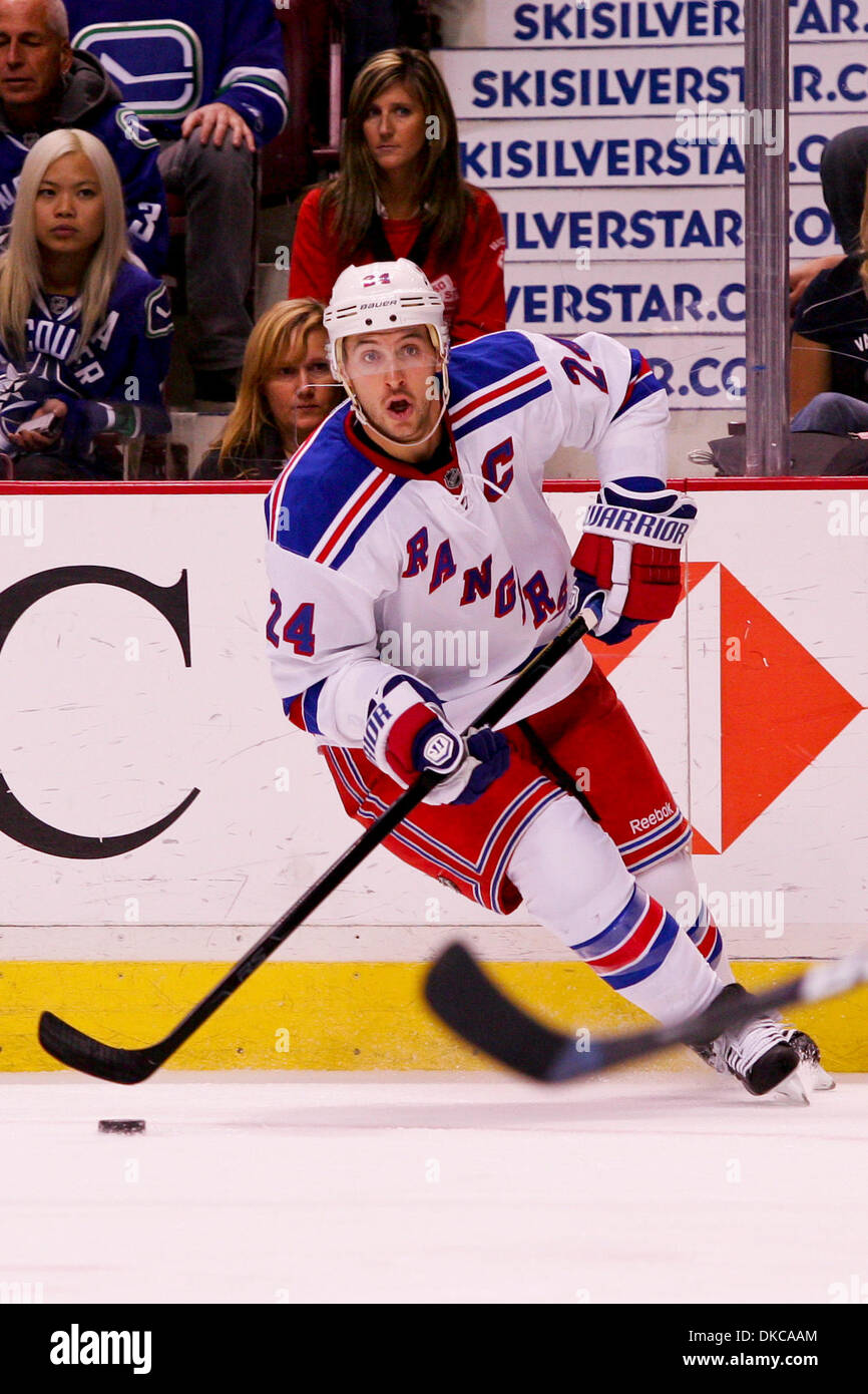 18 ottobre 2011 - Vancouver, British Columbia, Canada - Rangers #24 Ryan Callahan sembra passare il puck New York Rangers sconfitto il Vancouver Canucks con un punteggio di 4-0 al martedì sera gioco presso il Rogers Arena di Vancouver. (Credito Immagine: © James Healey/Southcreek/ZUMAPRESS.com) Foto Stock
