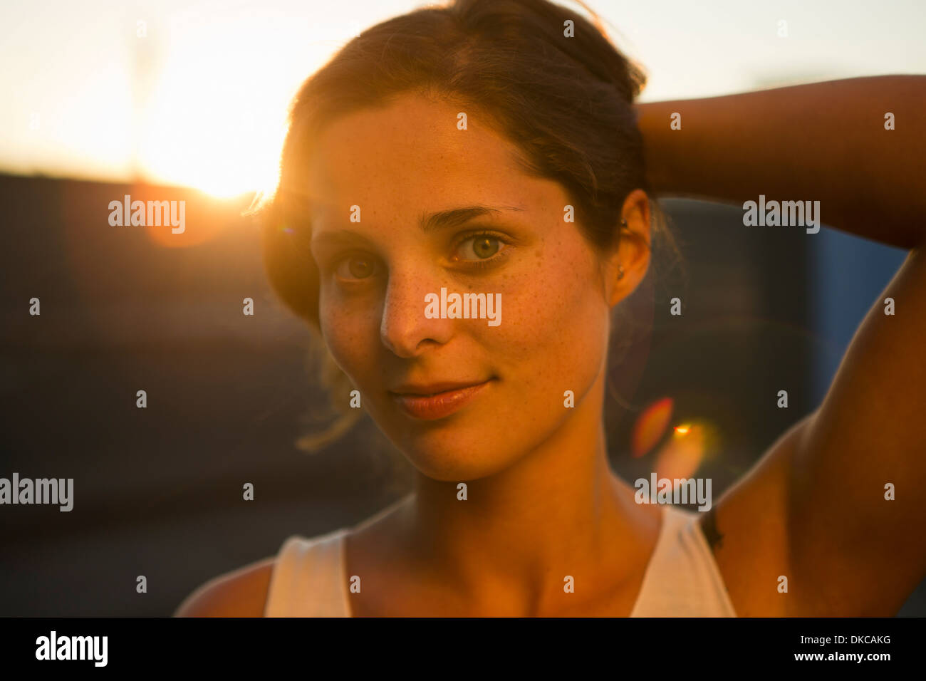 Ritratto di giovane donna che mantiene i suoi capelli indietro Foto Stock