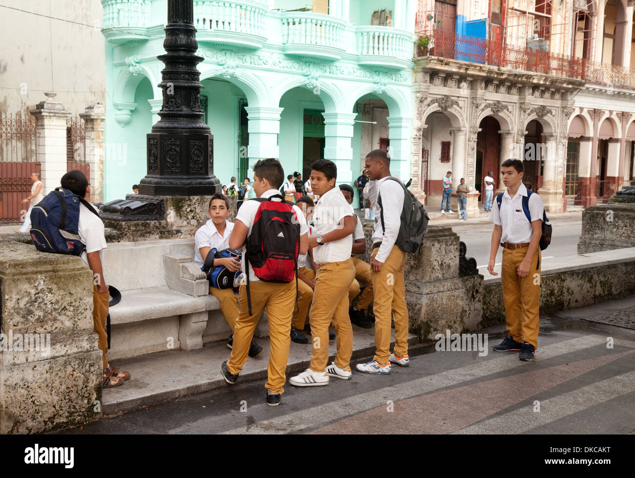 Teenage scolari cubano, scolari in uniforme di mattina andando a scuola, il Museo del Prado, Havana, Cuba Caraibi Foto Stock