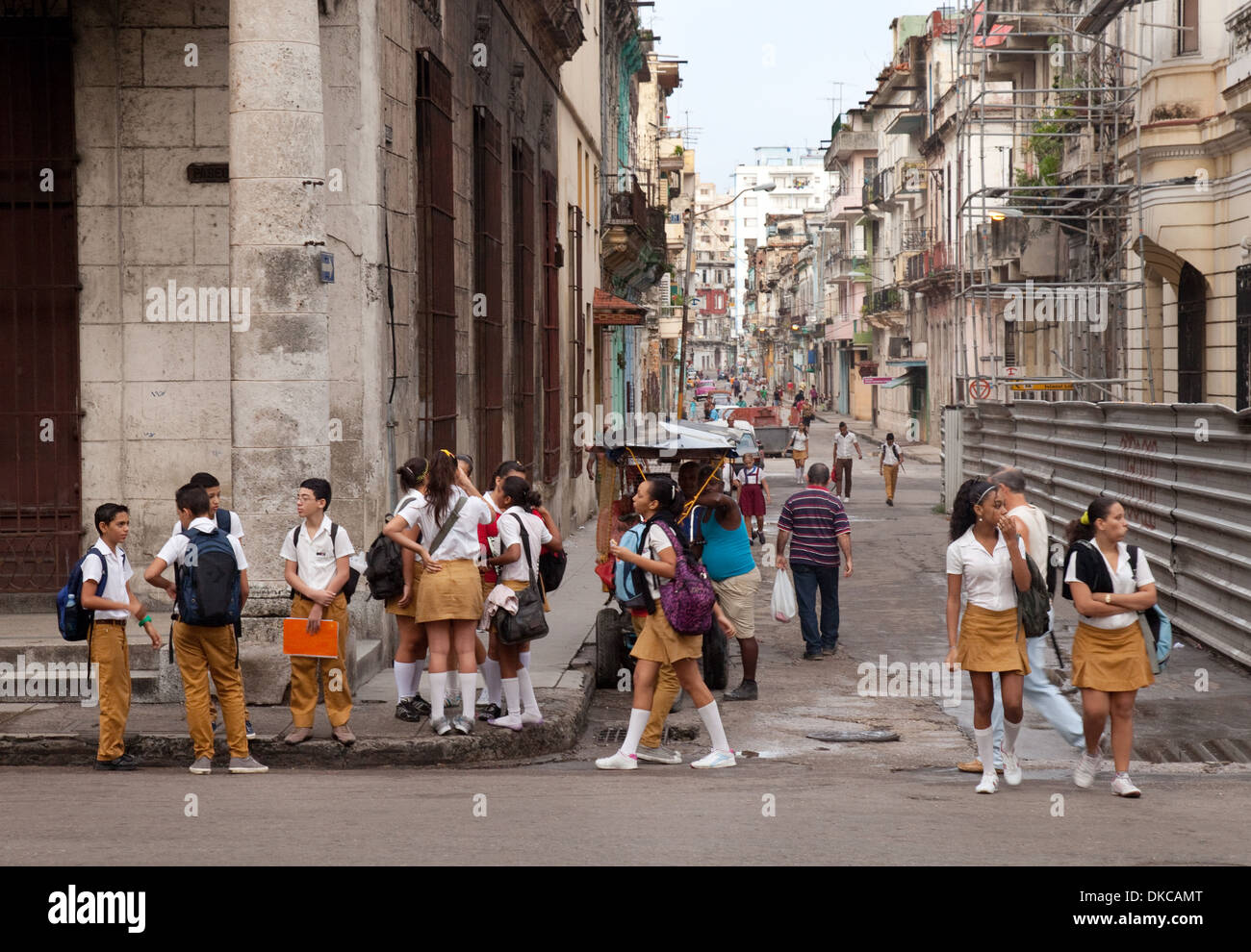 Gli scolari cubano sulla strada andando a scuola, l'Avana, Cuba, CARAIBI Foto Stock