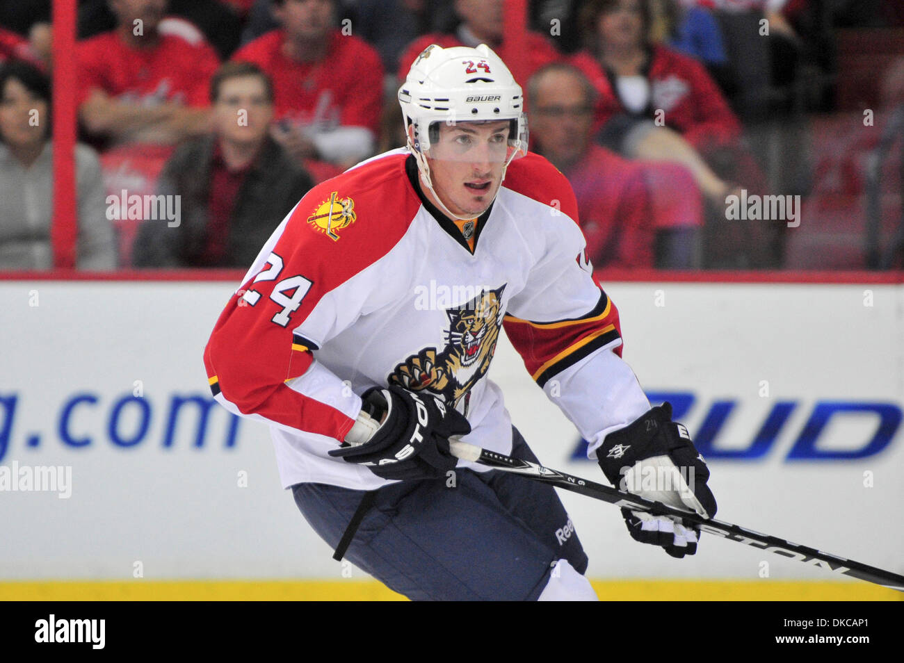 18 ottobre 2011 - Washington DC, il Distretto di Columbia, Stati Uniti d'America - Verizon Center NHL azione di gioco. Florida Panthers center Ryan carter (24) punteggio finale; capitelli 3 pantere 0 (credito Immagine: © Roland Pintilie/Southcreek/ZUMAPRESS.com) Foto Stock