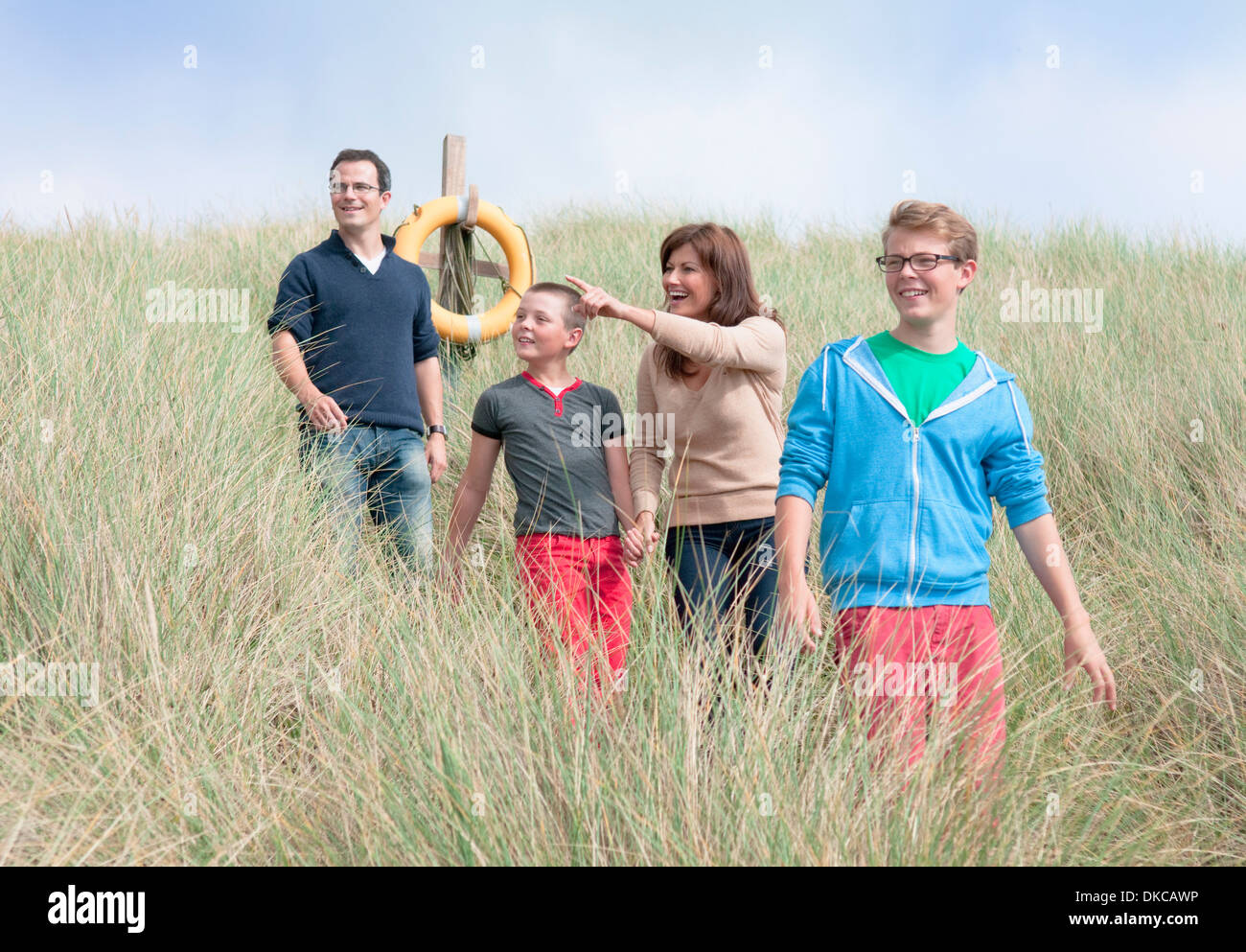 Famiglia passeggiando per le dune di sabbia Foto Stock