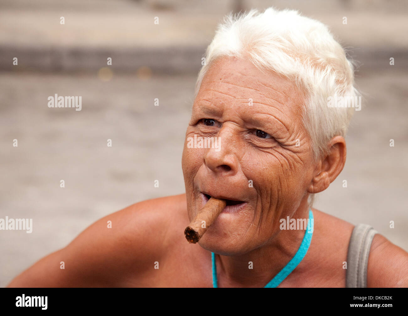 Cuba donna fumatori di sigaro - vecchia donna di fumare un sigaro, in prossimità della testa e spalle, Havana, Cuba Caraibi America Latina Foto Stock