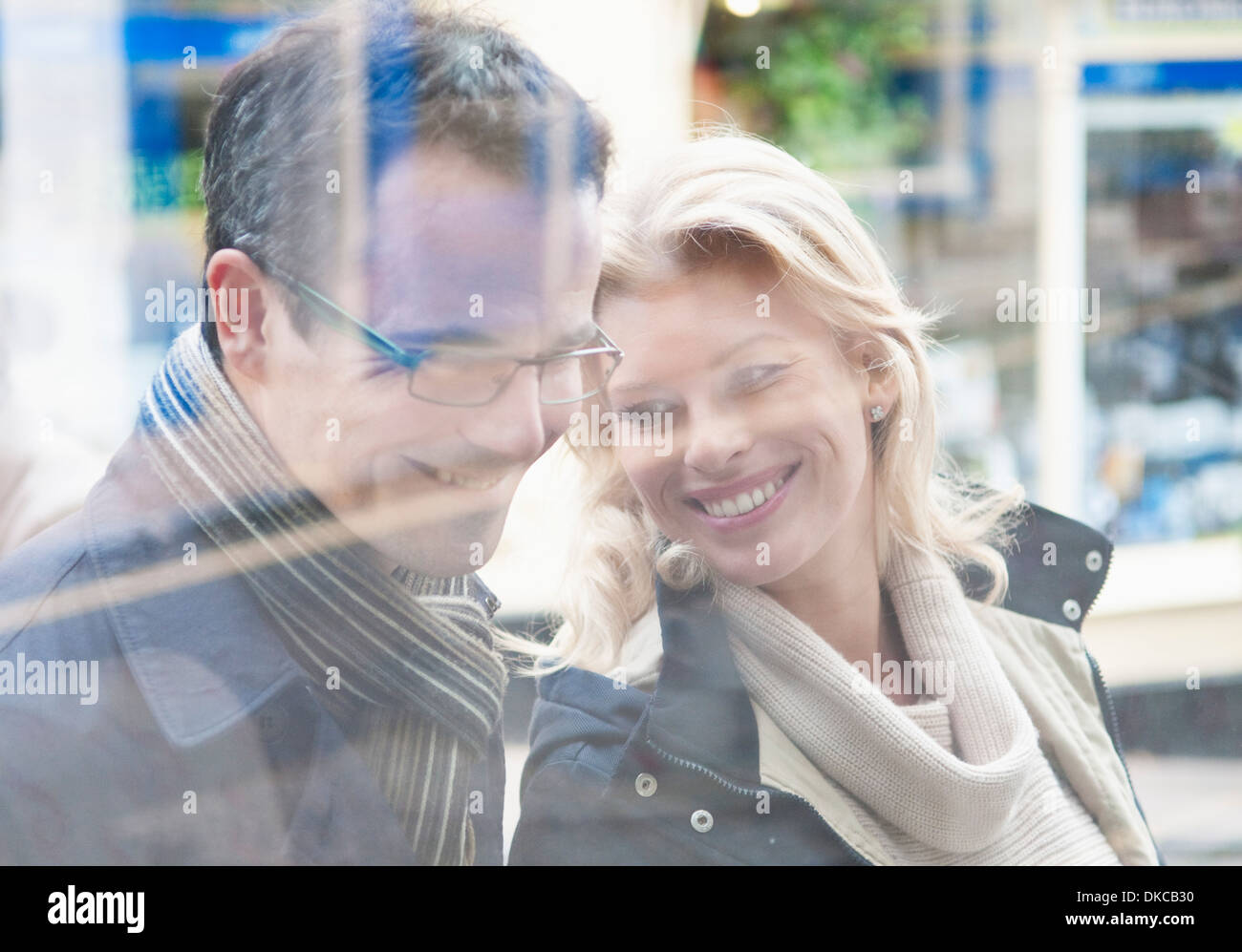 Metà adulto giovane window shopping Foto Stock