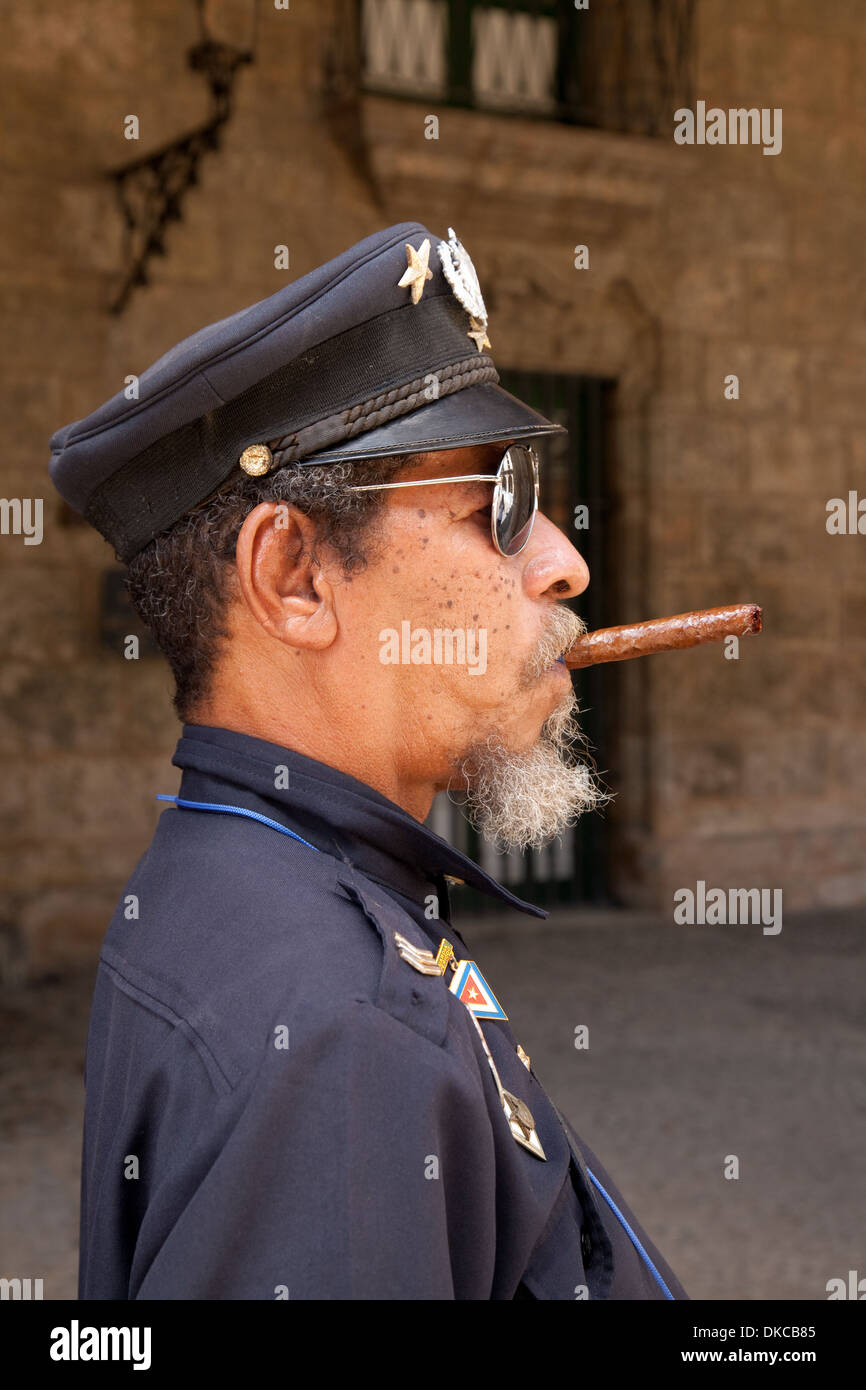 Cuba - sigari cubani guardia ufficiale di fumare un sigaro, Plaza de Armas,  Havana, Cuba Caraibi Foto stock - Alamy