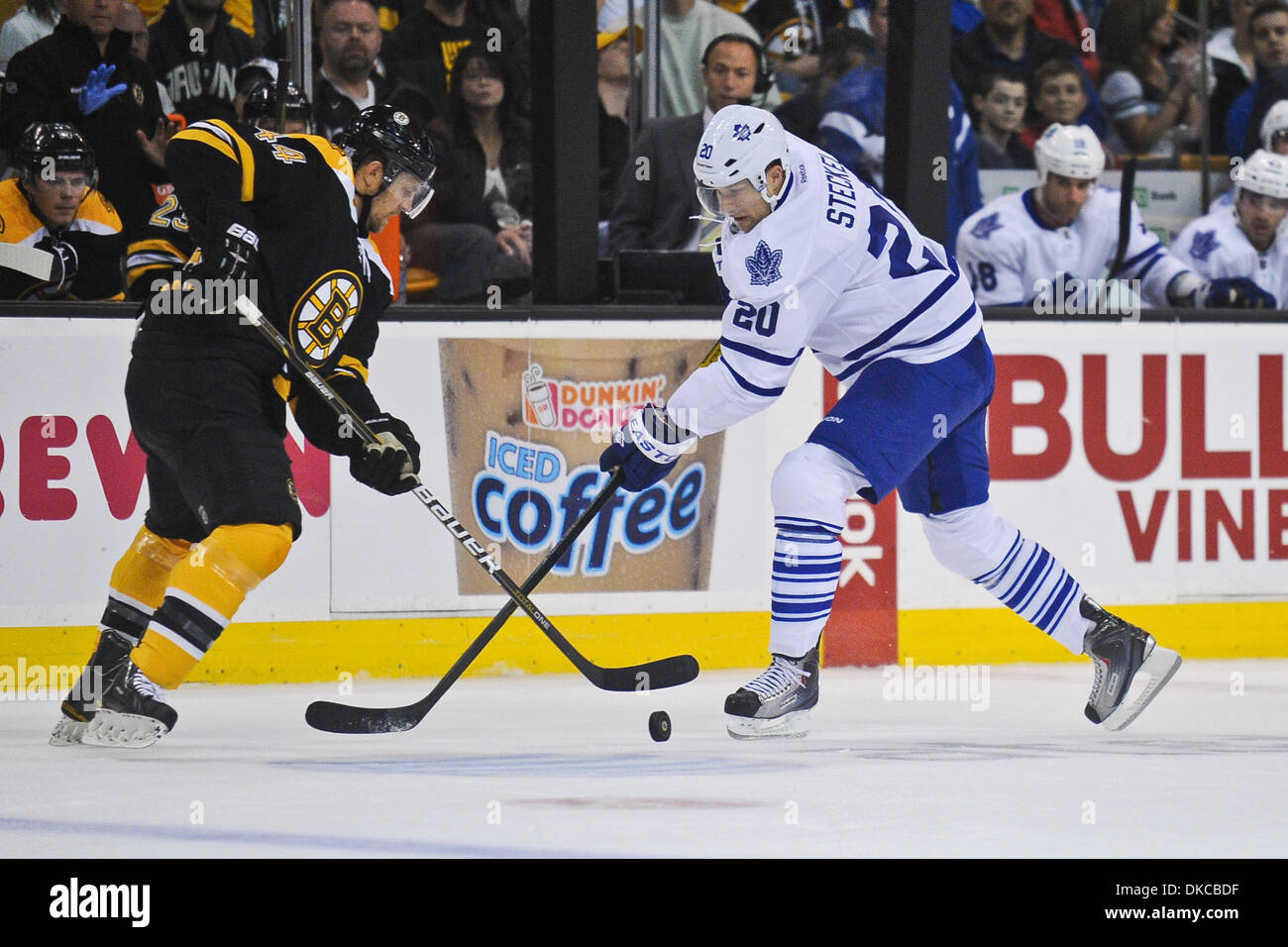 20 ott. 2011 - Boston, Massachusetts, STATI UNITI - Boston Bruins defenceman Dennis Seidenberg (44) e Toronto Maple Leafs centre David Steckel (20) battaglia per il puck dalla linea blu nel primo periodo. Il Boston Bruins portano il Toronto Maple Leafs 3 - 1 dopo il primo periodo a TD Garden. (Credito Immagine: © Geoff Bolte/Southcreek/ZUMAPRESS.com) Foto Stock