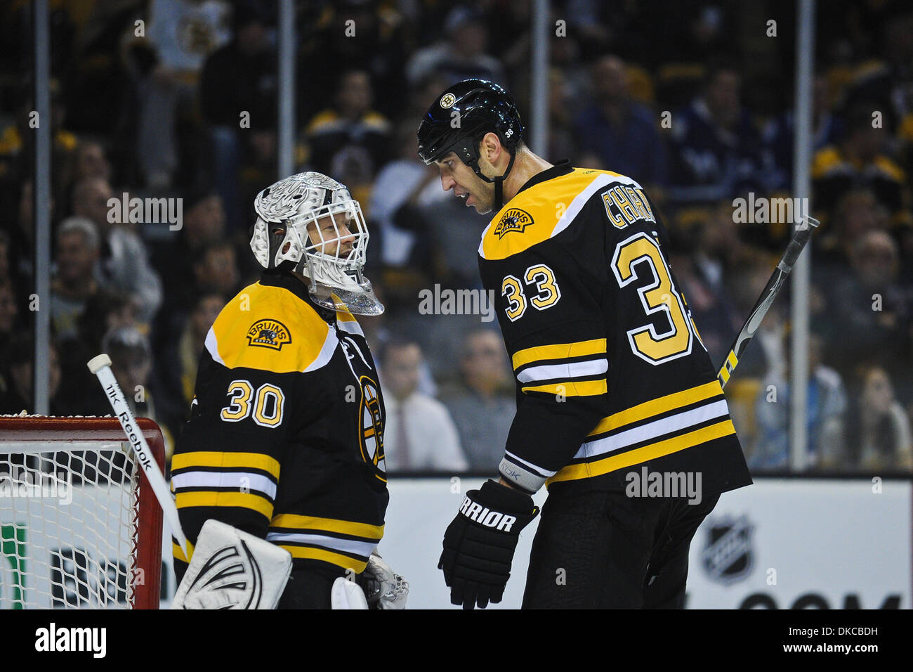 20 ott. 2011 - Boston, Massachusetts, STATI UNITI - Boston Bruins goalie Tim Thomas (30) e Boston Bruins defenceman Zdeno Chara (33) parlare al traguardo davanti a un face off nel primo periodo. Il Boston Bruins portano il Toronto Maple Leafs 3 - 1 dopo il primo periodo a TD Garden. (Credito Immagine: © Geoff Bolte/Southcreek/ZUMAPRESS.com) Foto Stock