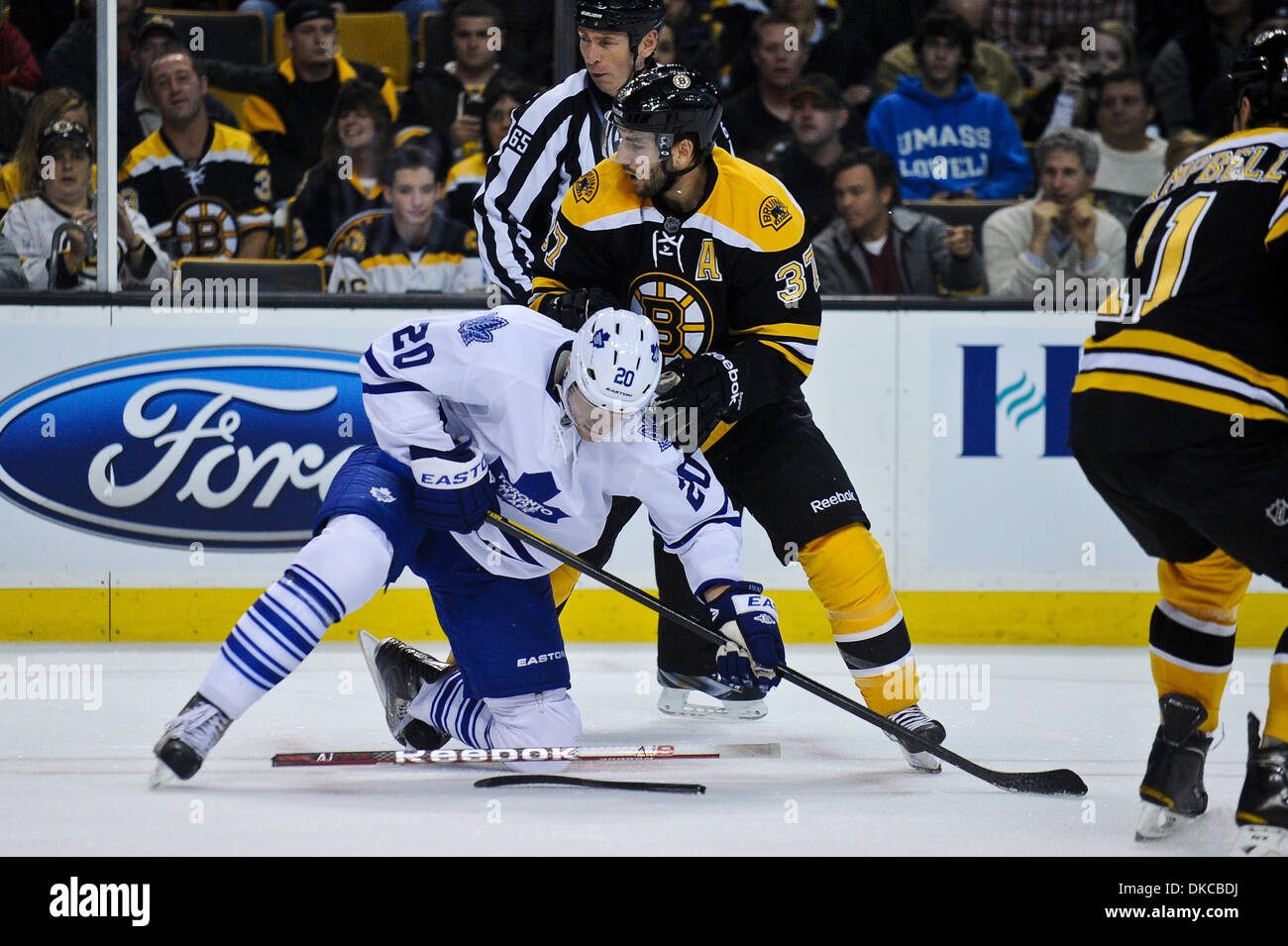 20 ott. 2011 - Boston, Massachusetts, STATI UNITI - Boston Bruins center Patrice Bergeron (37) tiene premuto Toronto Maple Leafs centre David Steckel (20) dopo una face off nel primo periodo. Il Boston Bruins portano il Toronto Maple Leafs 3 - 1 dopo il primo periodo a TD Garden. (Credito Immagine: © Geoff Bolte/Southcreek/ZUMAPRESS.com) Foto Stock
