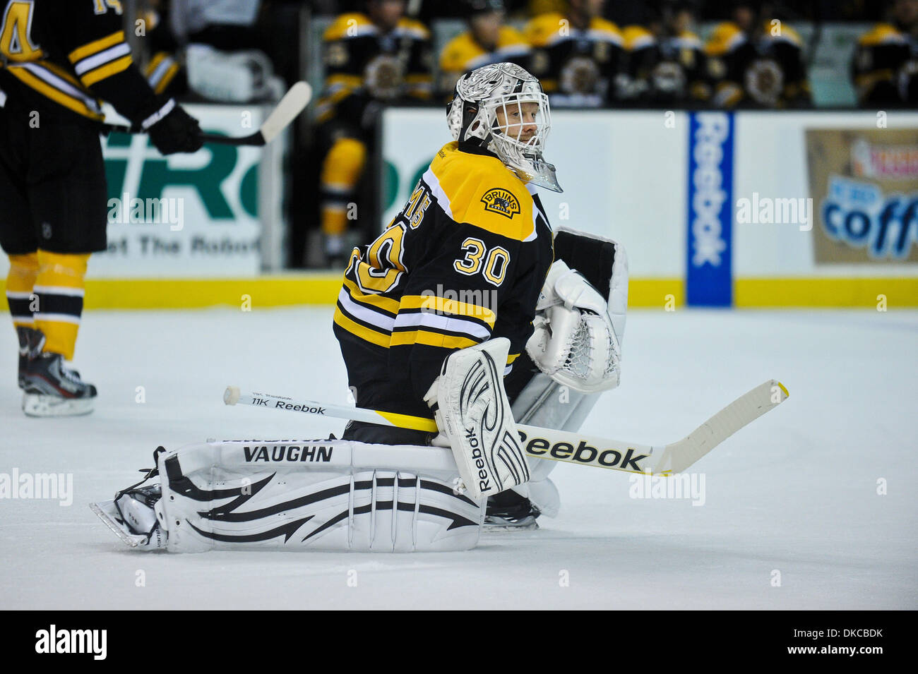 20 ott. 2011 - Boston, Massachusetts, STATI UNITI - Boston Bruins goalie Tim Thomas (30) tratti durante un time out nel primo periodo. Il Boston Bruins portano il Toronto Maple Leafs 3 - 1 dopo il primo periodo a TD Garden. (Credito Immagine: © Geoff Bolte/Southcreek/ZUMAPRESS.com) Foto Stock