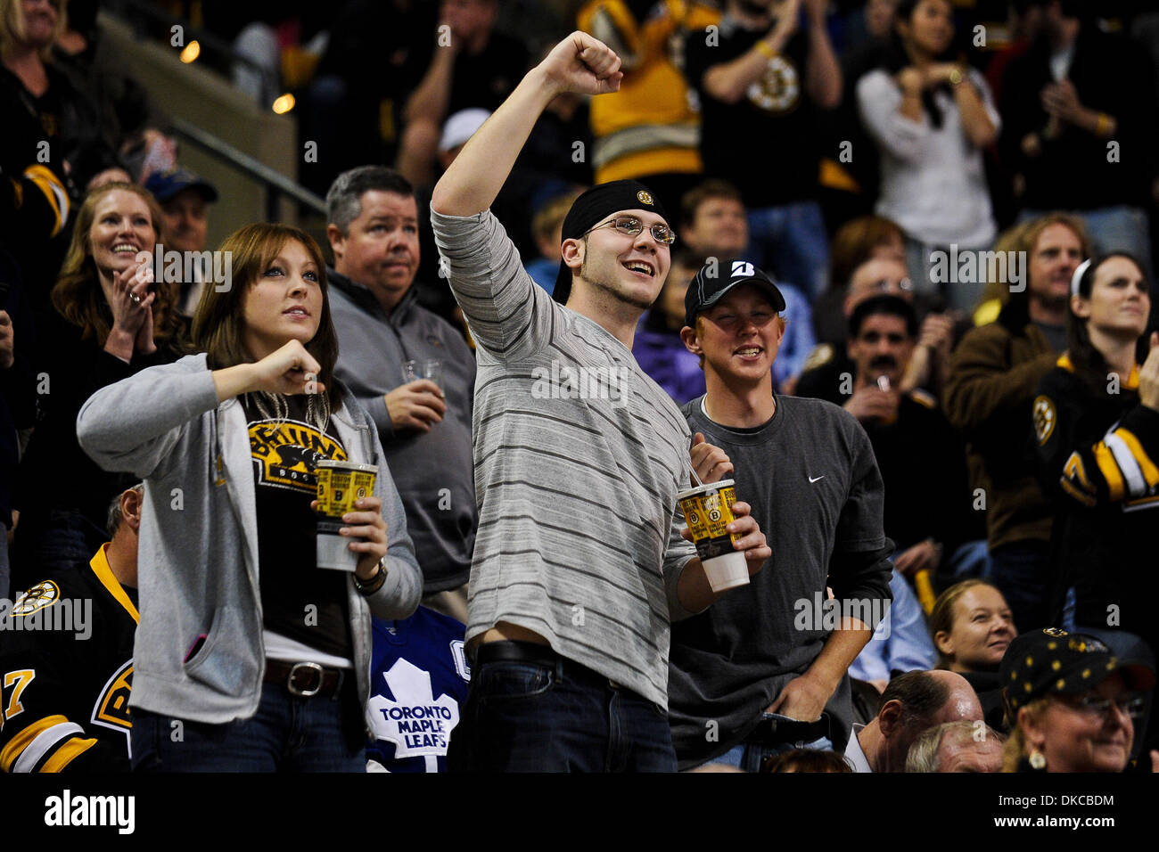 20 ott. 2011 - Boston, Massachusetts, STATI UNITI - Ventilatori celebrare la seconda Bruins obiettivo del gioco nel primo periodo. Il Boston Bruins portano il Toronto Maple Leafs 3 - 1 dopo il primo periodo a TD Garden. (Credito Immagine: © Geoff Bolte/Southcreek/ZUMAPRESS.com) Foto Stock